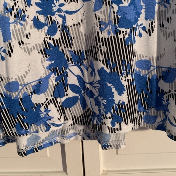 Cato Blue & White Floral 3/4 Sleeve Tunic EUC - Picture 4 of 8